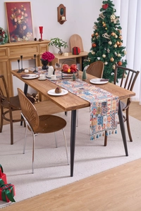 Dettaglio del runner da tavola jacquard nordico con motivi geometrici e nappe