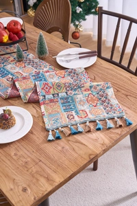 Dettaglio del runner da tavola jacquard boho con nappe blu e marroni intrecciate