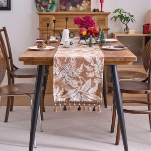 Runner da tavola jacquard caramello e beige con motivi a foglie e nappine