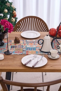 Dettaglio del runner da tavola jacquard nordico con motivo geometrico a maglia