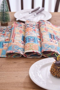 Dettaglio del runner da tavola jacquard nordico con motivi geometrici e nappe eleganti