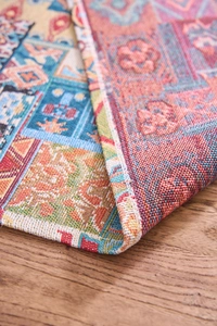 Dettaglio macro del runner da tavola jacquard rosso nordico con motivi geometrici tessuti