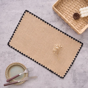 Set de table rectangulaire en jute avec bordure noire au crochet et style rustique