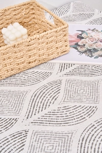 Détail de la housse en lin à motif géométrique avec bougies et décor nordique