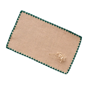 Set de table rectangulaire en jute avec bordure au crochet verte et fleurs blanches