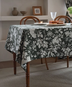 Détail de nappe vintage française vert foncé avec motif jacquard floral blanc élégant
