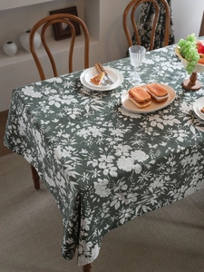 Vue détaillée de la nappe florale vert foncé avec tissage jacquard et texture de tissu