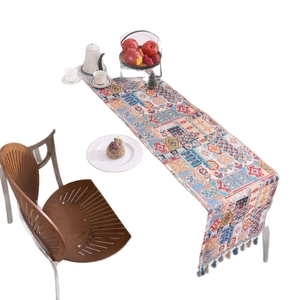 Runner da tavola rosso nordico con motivo geometrico jacquard e nappe decorative