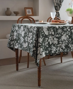 Détail d'une nappe vert foncé avec des motifs botaniques complexes de style vintage élégant