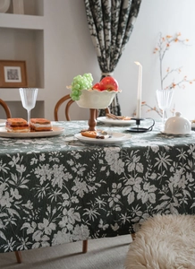 Détail de nappe française vintage vert foncé avec motif floral jacquard de qualité