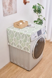 Détail du protège-poussière géométrique à feuilles avec bordure pompon sur lave-linge