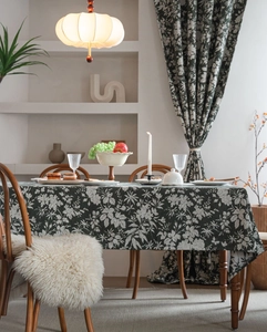 Détail de la nappe et des rideaux floraux vert foncé en tissu coton et lin haute densité