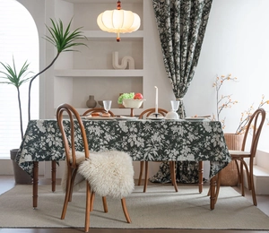 Détail du gros plan d'une nappe vert foncé avec motif floral vintage français et jacquard chic