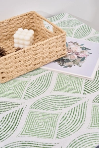 Vue détaillée du motif de feuilles géométriques sur chemin de table en coton