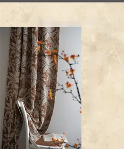 Dettaglio ravvicinato del motivo jacquard botanico vintage sul tessuto oscurante ciniglia