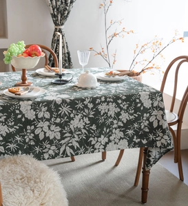 Détail de la nappe vintage française vert foncé avec motif floral jacquard et texture de lin