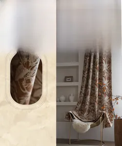 Dettaglio del tessuto in poliestere con elegante ricamo floreale e trama raffinata
