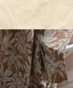 Dettaglio del tessuto jacquard ciniglia con foglie di palma e bordo rifinito premium