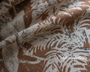 Vista macro dettagliata del morbido tessuto jacquard di ciniglia con motivi floreali