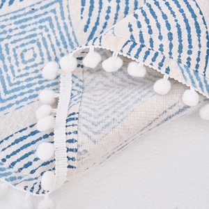 Housse géométrique boho bleue et blanche avec pompons pour réfrigérateur