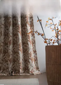 Dettaglio della trama jacquard floreale della spessa tenda in ciniglia marrone