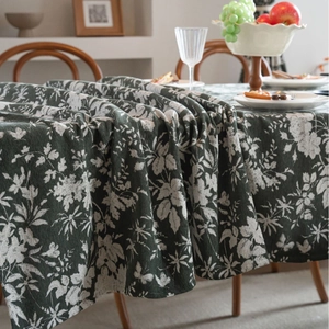 Nappe jacquard vintage vert foncé avec motifs floraux pour une décoration élégante