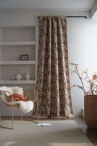Dettaglio delle tende jacquard botaniche in ciniglia pesante nei colori caramello