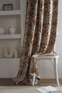 Dettaglio del tessuto della tenda in ciniglia jacquard con motivo di foglie tropicali