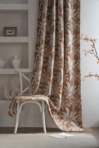 Dettaglio della tenda in ciniglia spessa con elegante motivo a foglie di palma