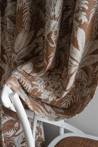 Dettaglio del tessuto pesante in ciniglia per tende con motivo jacquard a foglie tropicali