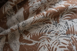 Dettaglio del tessuto per tende in ciniglia jacquard con motivo a palme e trama spessa