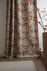Dettaglio di motivi jacquard a foglie di palma su tende in ciniglia marrone