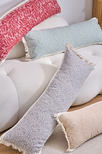 Dettaglio di cuscini lombari jacquard con nappe decorative in quattro colori eleganti