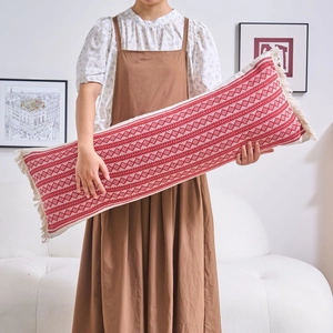 Coussin lombaire rouge géométrique avec glands décoratifs pour canapé salon