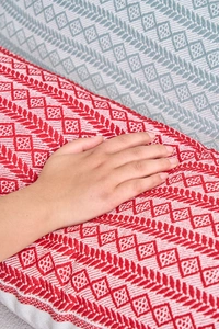 Gros plan sur le tissu tissé rouge et blanc avec motif géométrique et texture douce
