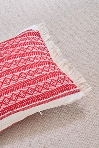Gros plan détaillé du motif jacquard bohème avec textures géométriques et des franges