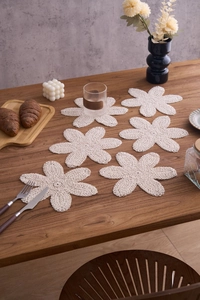 Detailansicht von 6er-Set handgehäkelten Untersetzern in Blumenform auf einem Holztisch