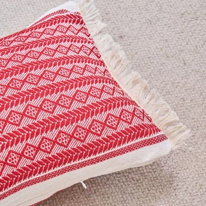 Housse de coussin bohème en jacquard rouge et blanc avec franges blanches et zip invisible
