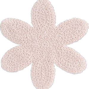 Handgefertigter Häkel-Untersetzer aus Baumwolle mit cremefarbenem Blumenmuster und Spitze