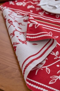 Nahaufnahme der Jacquard-Tischset mit Blumenmuster, Vogelmotiven und feinen Wellenkanten-Details