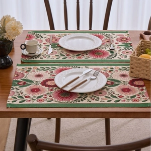 Festliche Jacquard-Platzsets mit rotem Blumenmuster und grünem Saum für den Esstisch