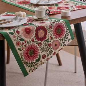 Jacquard-Tischläufer mit rotem Blumenmuster und grüner Kante für festliche Tischdeko