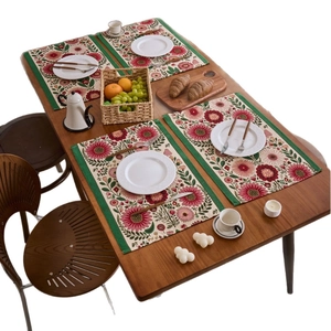 Jacquard-Tischsets mit Blumenmuster für festliche Mahlzeiten auf Holztisch