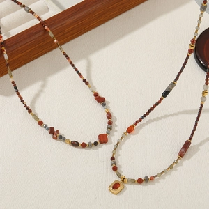 Collier rétro français en pierres naturelles avec perles rouges et pendentif doré