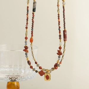 Collier vintage français avec pierres naturelles rouges et pendentif carré doré raffiné