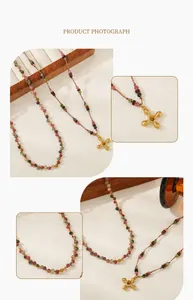 Detalle de collar de cuentas de turmalina rosa con colgante de cruz de estrella dorada