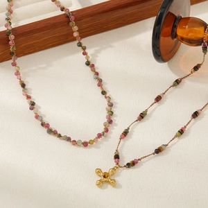 Conjunto de collar de turmalina rosa con colgante de cruz dorada y piedras naturales