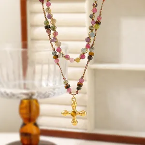 Collar de piedras naturales turmalina rosa con colgante de cruz dorada y ojo de tigre