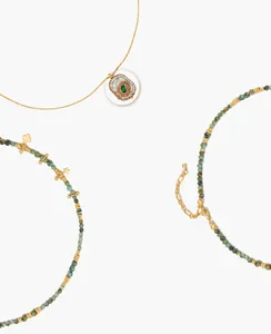 Makroansicht der Perlenkette mit Jaspis-Anhänger und Details aus rotem Achat
