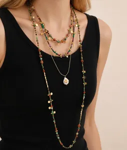 Detail einer mehrlagigen Boho-Halskette mit Türkisperlen, Bienenanhänger und Perle
